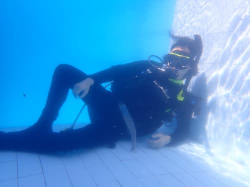 OWダイバーコースのプール実習で水底にモデルのように横たわり余裕ぶっこいてる息子