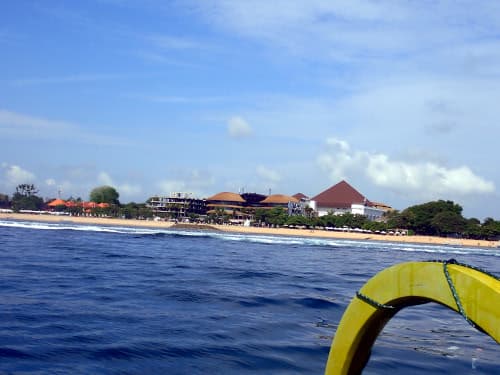 バリ島サヌールのジュクンでセーリングツアーで海側からICONBALIが見える風景