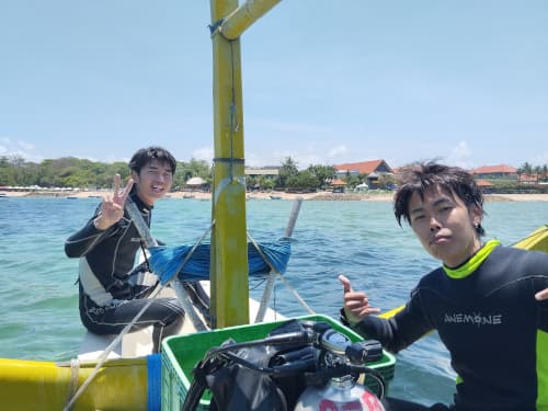 バリ島サヌールのダイビング、シュノーケリング、セーリングを楽しんだ2名の男子大学生