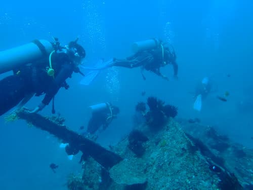 バリ島パダンバイの沈船の上を泳ぐダイバー達