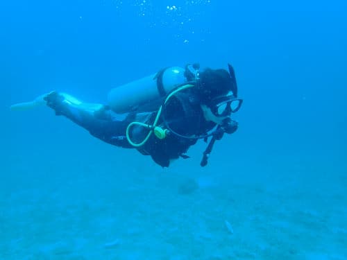 バリ島パダンバイの海でのんびりとダイビングを楽しむ女性