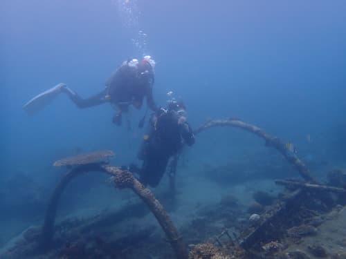 バリ島の体験ダイビングを安全に楽しむダイバーとインストラクター