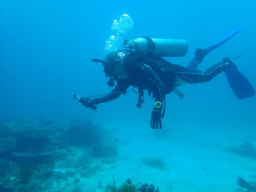 バリ島パダンバイで安全にダイビングを楽しむシニアダイバー