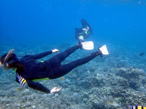 親子でバリ島のシュノーケリングを楽しんでいるご家族の娘と父