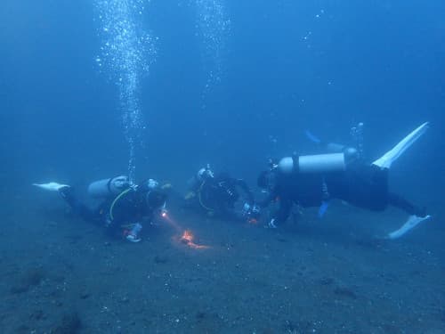 バリ島マクロダイビングポイントMelasti Tulambenで安全安心楽しくバリ島くらげ村のガイドでマクロ生物撮影を楽しむダイバーさんたち