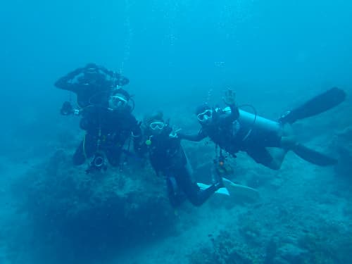 バリ島くらげ村のスローダイブを楽しまれているダイビングゲストの皆さん