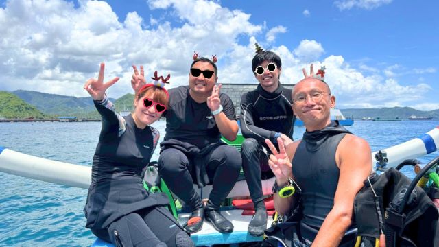 １２月２５日のクリスマスダイビングを楽しむクリスマスカチューシャをつけたバリ島くらげ村のダイバー