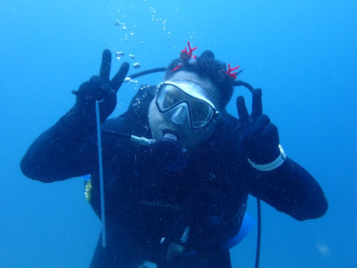 クリスマスにトナカイの角カチューシャをつけて潜るバリ島くらげ村のめっちゃオモロダイビングゲスト