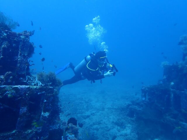 バリ島アメッドのダイビングでピラミッドに潜り安心して水中撮影を楽しむダイバー