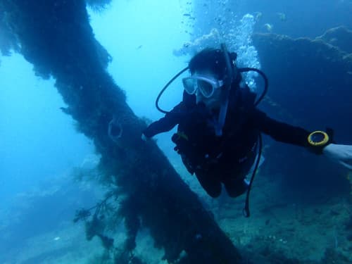 バリ島ダイビングポイント「トランベン」の沈潜の中を安心して潜る初心者ダイバー