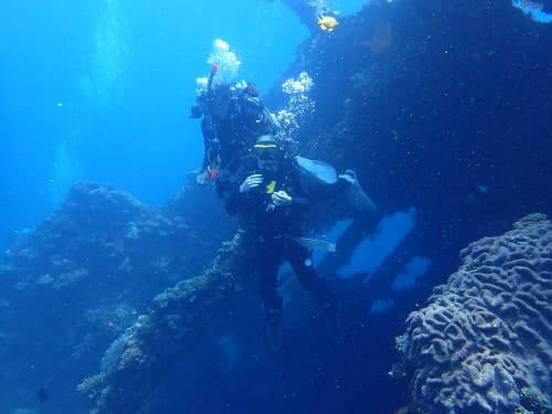 バリ島トランベンの沈船ポイントで安心して体験ダイビングを楽しむ女性ゲスト