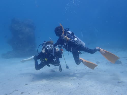 バリ島くらげ村の日本人インストラクターのサポートで安心してバリ島ダイビングを楽しんでいる初心者ダイバー