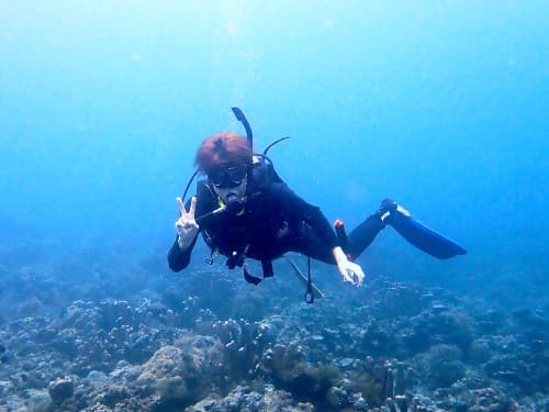 安心してダイビングを楽しむ初心者ダイバー