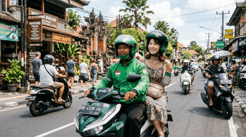 バリ島で移動にGRABバイクを使っている日本人観光客のイメージ画像