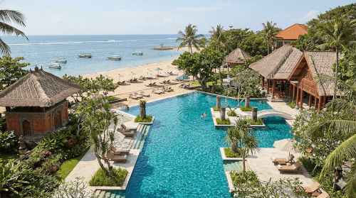 バリ島サヌールの高級ホテル内のプールの風景のイメージ画像