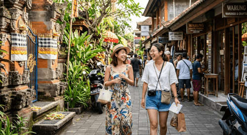 バリ島の観光地の街を散策する笑顔の観光客のイメージ画像
