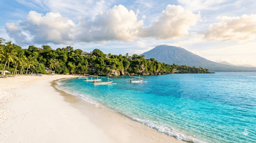 バリ島の美しいビーチ、向こうにアグンさんが見えるイメージ画像