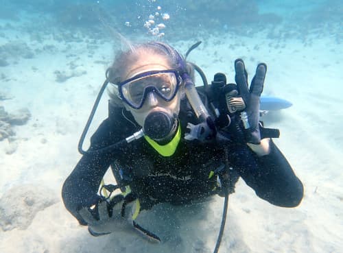 ブランクありのシニアダイバーさんがバリ島くらげ村スローダイブで安心してリフレッシュダイブしてOKサインを出している