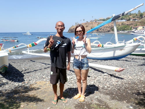 女性一人旅でバリ島に来られたシュノーケリングゲスト様とガイドのカズがビーチで記念撮影