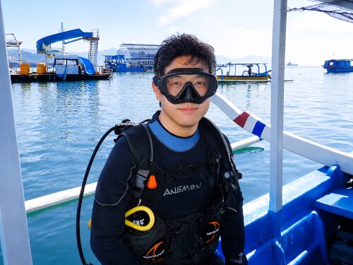 体力に不安があるブランクダイバーがバリ島でスローダイブ前に準備している様子