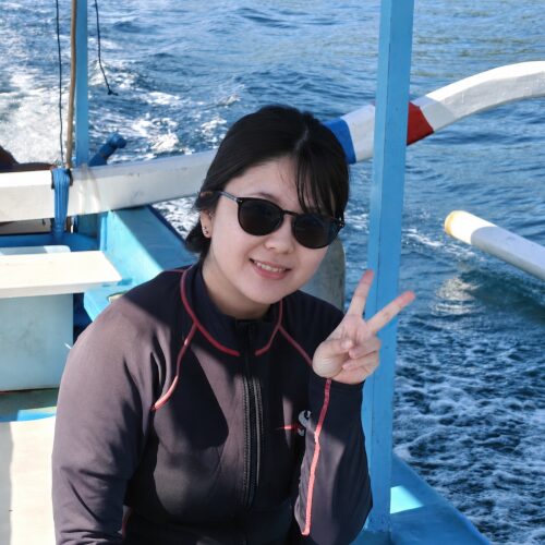 バリ島で女性一人参加のシュノーケリングツアーを楽しむ初心者ゲスト