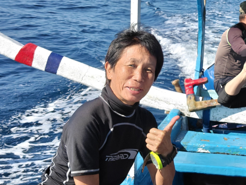 バリ島くらげ村のダイビングインストラクターのカナがジュクンに乗ってポイントに移動している