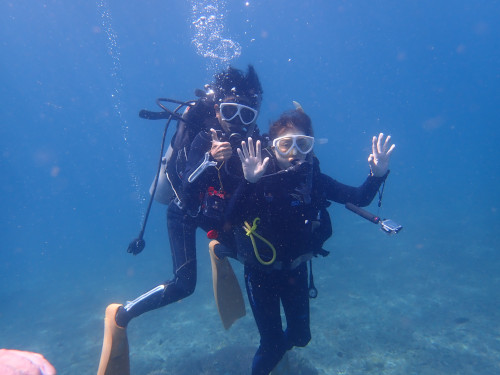 海が怖かった女性が体験ダイビング出来て喜んでいる
