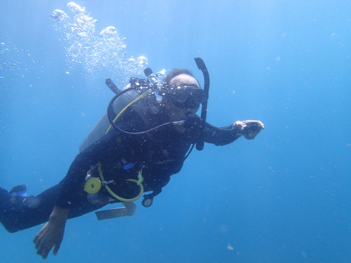 中性浮力を保ちながら水中をゆっくり泳ぐシニアダイバー