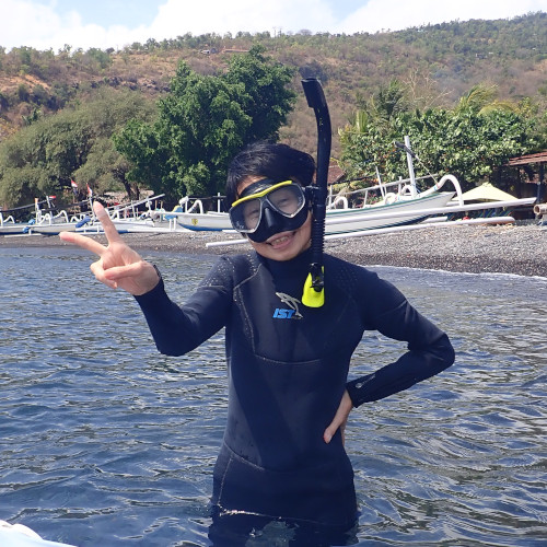 バリ島アメッドでシュノーケリングを楽しむ女性ゲスト