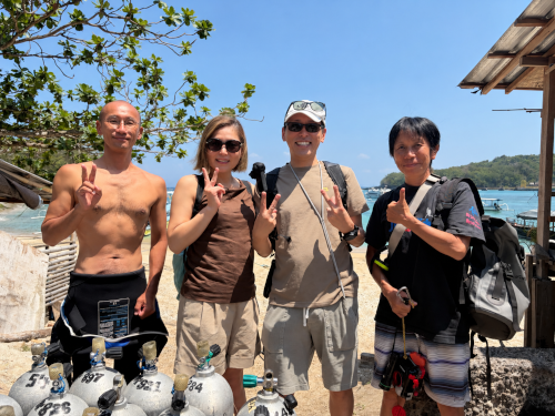 バリ島パダンバイでファンダイビングを楽しんだご夫婦とスタッフの記念写真