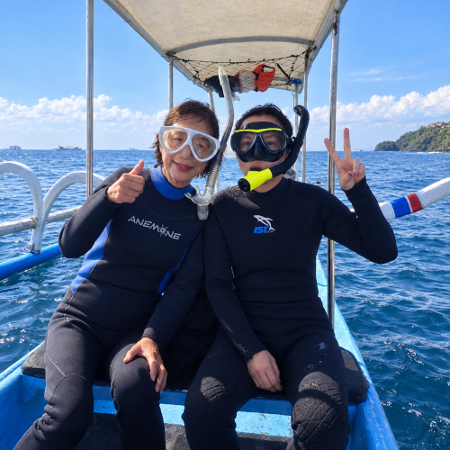 バリ島くらげ村のシュノーケリングに参加し、ボートの上でマスクを着けてポーズをとる母娘