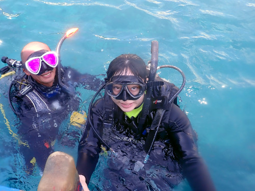 バリ島の体験ダイビングで水面に浮かぶ初心者ダイバー